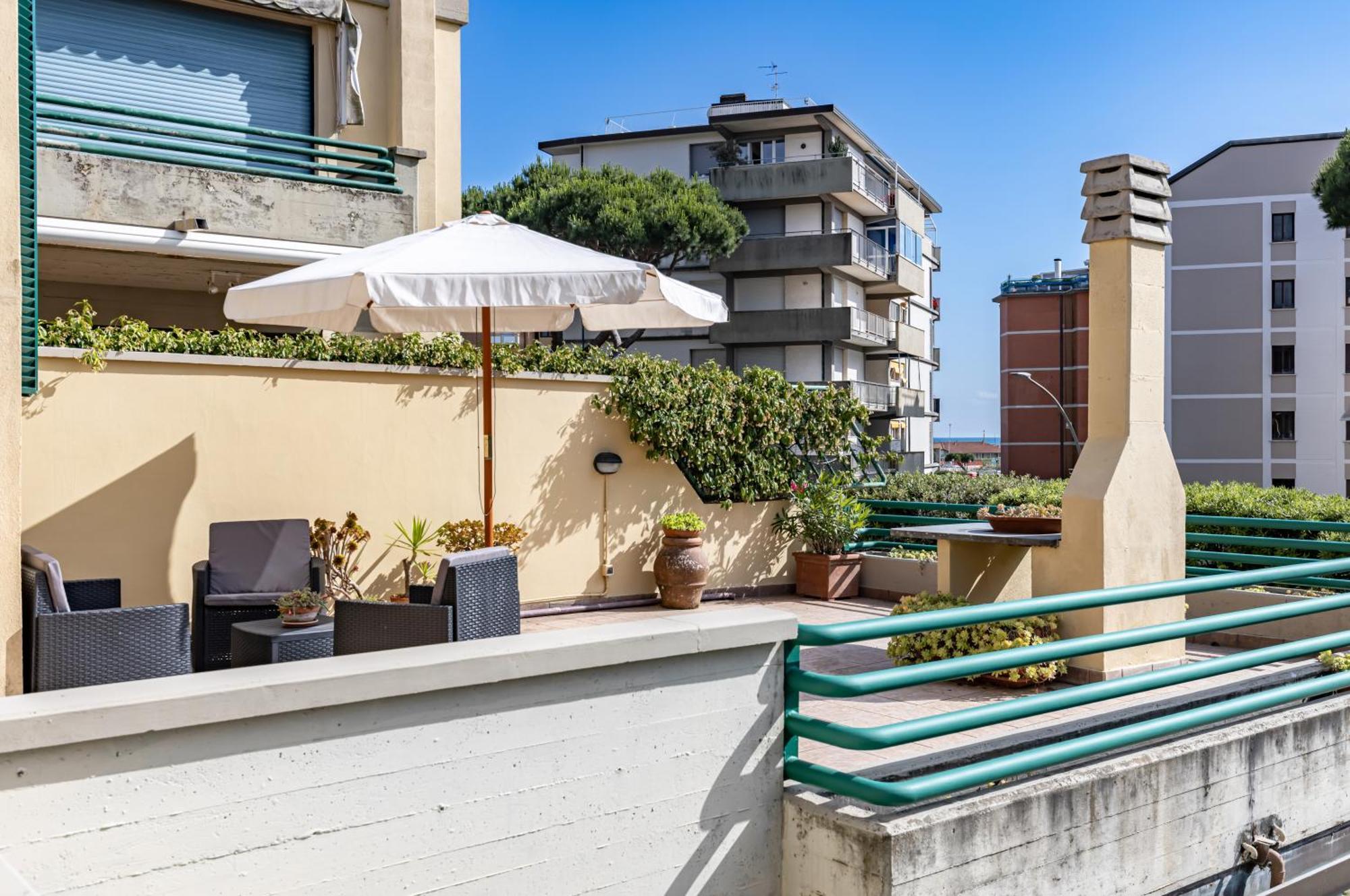 Two-Levels Apartment With Terrace And Parking Viareggio Eksteriør billede