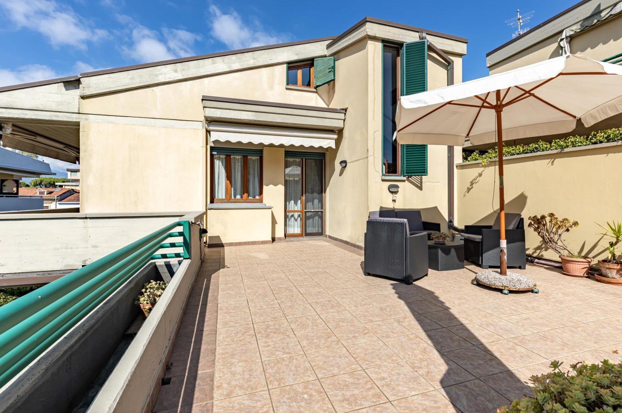 Two-Levels Apartment With Terrace And Parking Viareggio Eksteriør billede